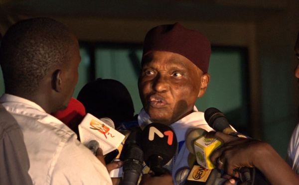 Me WADE à son arrivée à DAKAR  : " si Macky Sall veut, je lui prête mon avion afin que lui et ses proches n'assistent pas à sa défaite "
