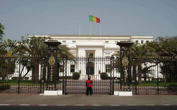 Un homme tente de s'immoler devant le palais