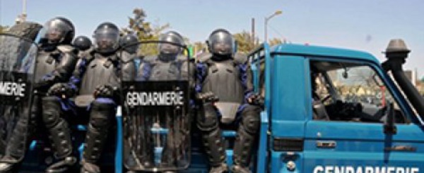 Tentative d’évasion sur le péage : Le détenu étrangle le gendarme, la voiture fait des tonneaux…