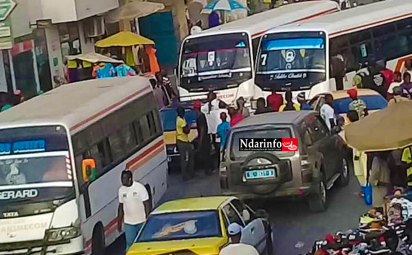 Dernière minute : choc entre deux bus Tata sur l’avenue Général De Gaulle
