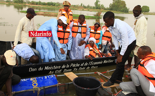 ​Renforcement de la pisciculture à GAYA : Oumar GUEYE remet 14 nouvelles cages aux femmes, 2 pirogues et 20 gilets de sauvetage (vidéo)