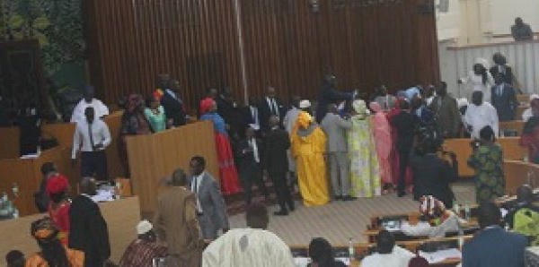 Échanges de coups de points à l'Assemblée nationale ( vidéos)