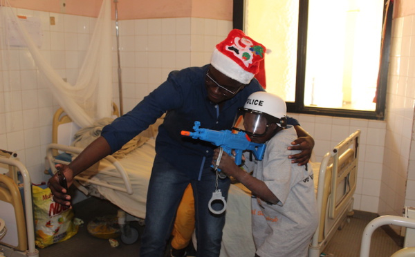 NOEL : Une association offre des cadeaux aux enfants hospitalisés de Saint-Louis ( photos)