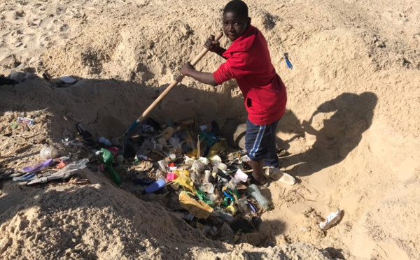 ​Nettoyage des cimetières de GUET-NDAR : Une jeunesse consciente a relevé le défi (photos)