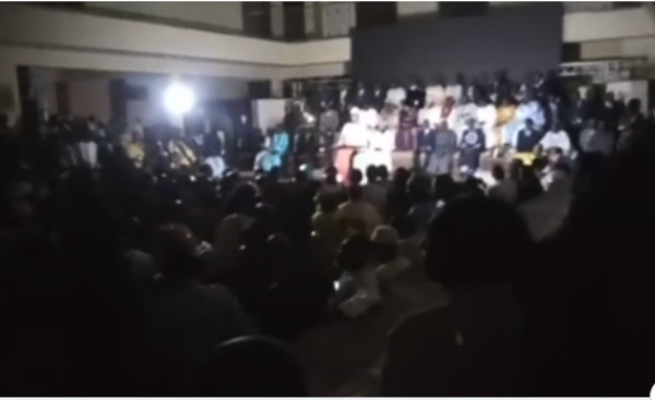 Vidéo : le courant coupe au moment où Macky se glorifie de l’arrêt des coupures