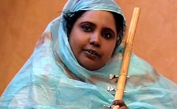 La chanteuse mauritanienne Dimi Mint Abba a succombé samedi des suites d'une hémorragie cérébrale survenue il y a deux semaines lors d'une tournée au Maroc, a-t-on appris auprès de sa famille.