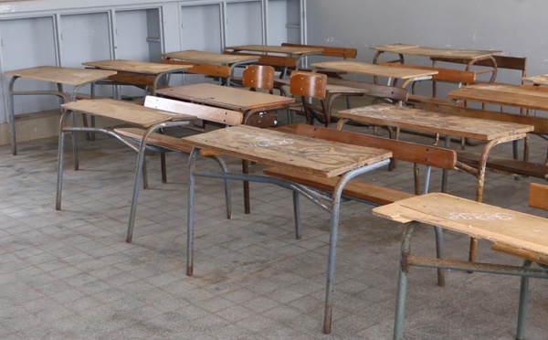 Sévère pénurie de tables-bancs au lycée Charles de Gaulle