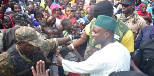 Boki Diawé : Un homme jette des pierres sur le convoi de Sonko