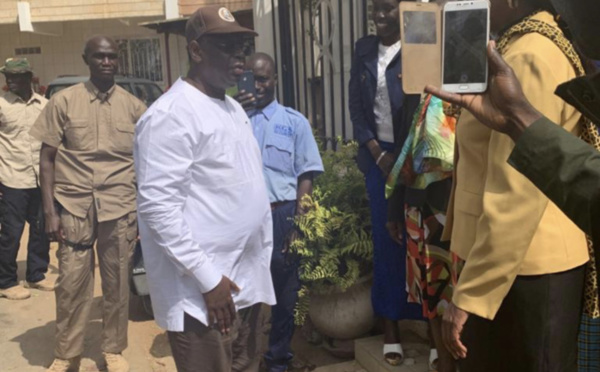 Présidentielle 2019 : Quand le candidat Macky Sall fait du porte à porte dans son quartier à Mermoz