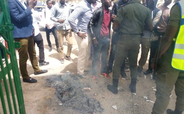 Manifestations devant la RTS : des journaux brûlés, des pro-Idy arrêtés (vidéo)