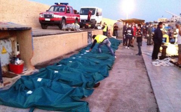 Italie: vingt-cinq migrants retrouvés morts à bord d'un bateau