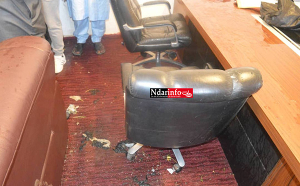 UGB – Le bureau du recteur vandalisé. Du caca versé partout … (vidéo)