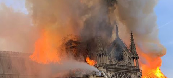 Incendie à Notre dame : Macky SALL exprime sa ’’sympathie’’ et sa ’’solidarité’’