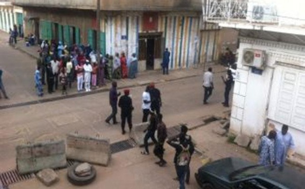 Des hommes armés cambriolent une boutique en plein jour