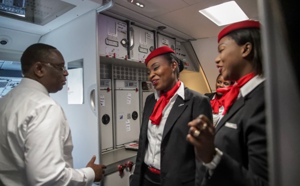 Macky SALL à Paris à bord d’un vol régulier d’Air Sénégal