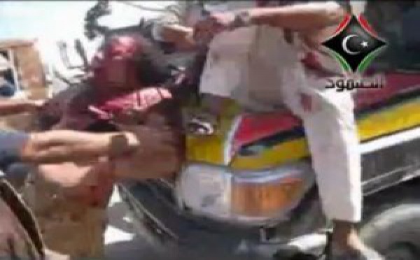 [ VIDEO ] Une vidéo diffusée par Al-Jazira montrant Mouammar Kaddafi torturé vivant lors de sa capture