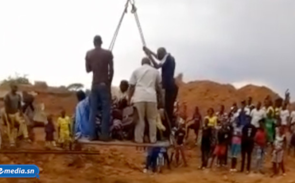 Thierno Alassane Sall médusé par la grue faisant traverser les populations de Sinthiou Garba