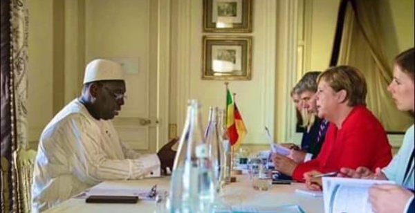 Macky Trop Fort Pour Être Entouré