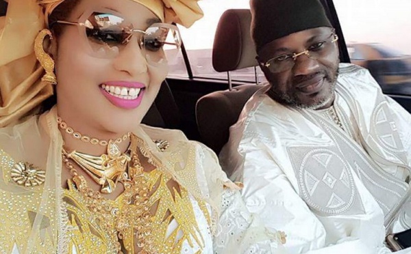 La femme du ministre-conseiller Askia Touré répond à ses détracteurs: "J'ai toujours porté des boubous de valeur et de l'or..."