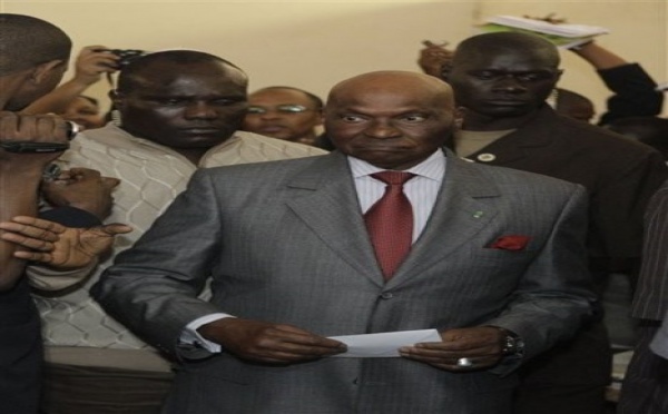 (Videos exclusives): Voici comment le président Wade a été hué à son propre bureau de vote au point E