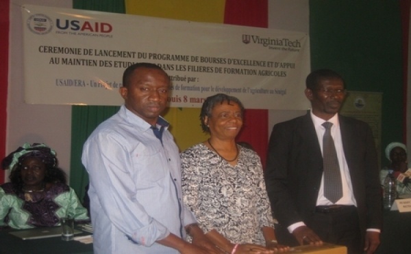 L’USAID-ERA offre un bus et 140 bourses d’excellence à des étudiantes de l’UGB