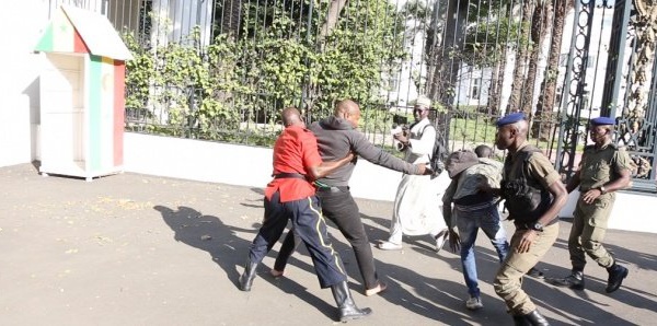 Protestation contre la hausse de l’électricité :  Arrêté devant le palais, Guy Marius Sagna gardé à vue au commissariat du Plateau