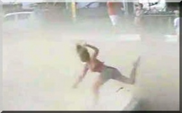 [Vidéo] Insolite: Une jeune femme projetée sur un mur par un avion