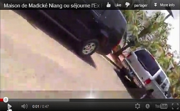 [Vidéo exclusive]: Quelques voitures appartenant à l'Etat retrouvées devant la maison de Madické Niang