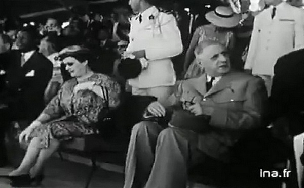 Saint-Louis - Archives: Le Général De Gaulle assiste à une régate sous le Pont Faidherbe