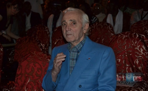 Direct : Charles Aznavour sur la Place Faidherbe de Saint-Louis