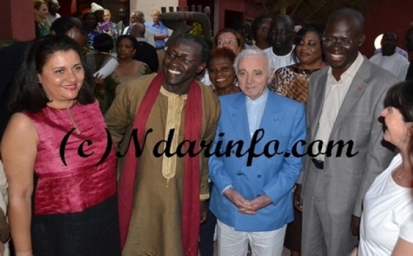 (Vidéos- Photos) Charles Aznavour savoure la téranga saint-louisienne, aux Comptoirs du fleuve