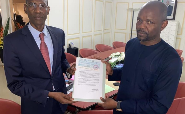 COVID-19 : Tahirou Sarr remet un chèque d'un milliard