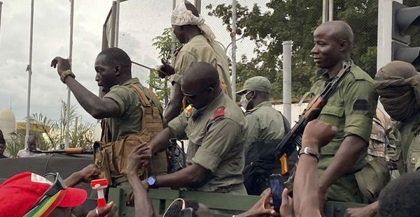 Mali: le président Keïta et le Premier ministre arrêtés, selon un chef de la mutinerie