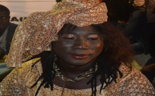 [humour] Tadjabone: Leumbeul de Baye Diara sur la place Faidherbe.