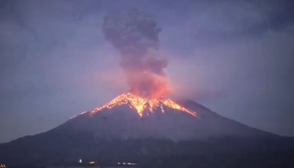 3.000 personnes évacuées en Indonésie après l'entrée en éruption d'un volcan