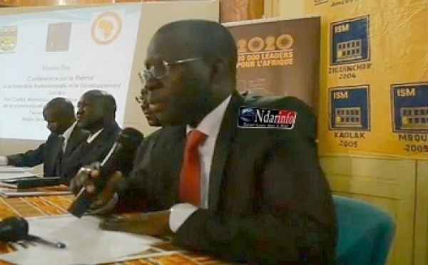 [VIDEO] Conférence de Bamba Dièye sur '' la formation professionnelle et le développement local''.