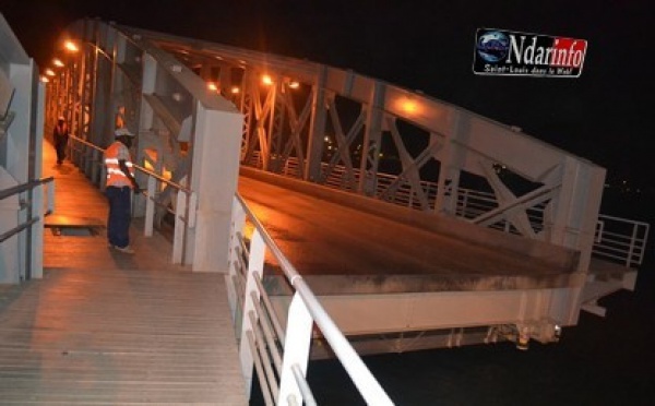 VIDÉO EXCLUSIVE| Passage d'un bateau, ouverture et fermeture nocturne du pont Faidherbe. Regardez.