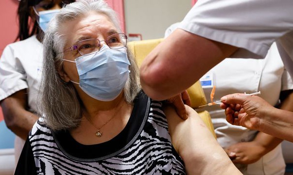 Covid-19: une Française de 78 ans a reçu la première dose de vaccin en France (journaliste AFP)