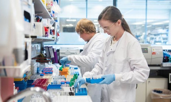Coronavirus: le vaccin AstraZeneca/Oxford approuvé au Royaume-Uni