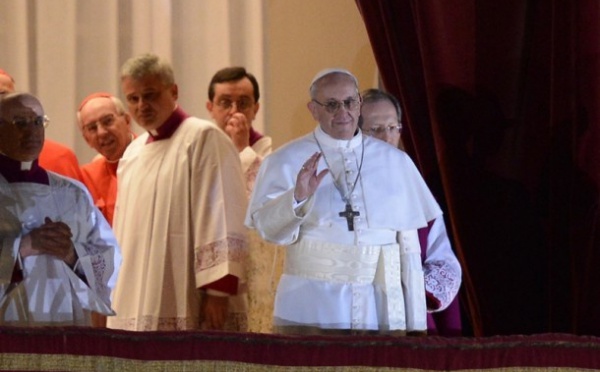 Voici le Nouveau Pape: Le cardinal Jorge Mario Bergoglio, sous le nom de François 1er.