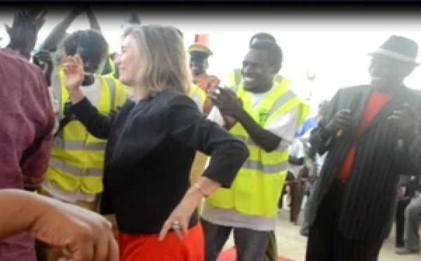 [VIDEO] Saint-Louis: L'Ambassadeur de l'UE se met au ''Thiakhagoune''. Regardez.
