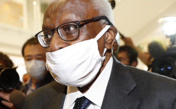 Lamine Diack a enfin reçu son passeport