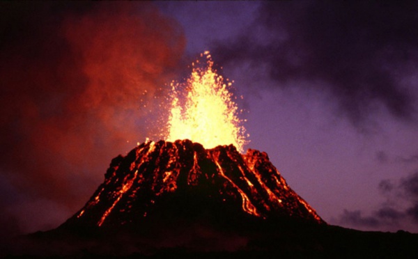 Eruption du volcan Nyiragongo en RDC: une coulée de lave a atteint l'aéroport de Goma