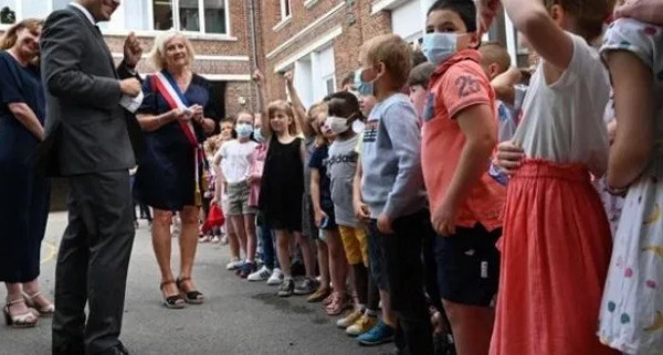 Une élève à Macron: “ça va la claque que tu t’es prise”