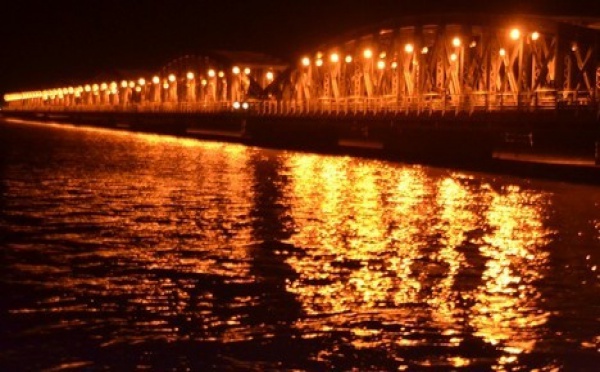 [VIDEO] Le Pont Faidherbe brille la nuit. Regardez !