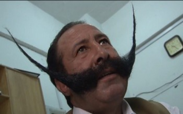 VIDÉO| Un Pakistanais brave la mort pour sa moustache.