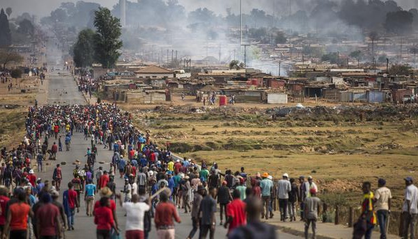 Violences en Afrique du Sud: le bilan passe à 337 morts