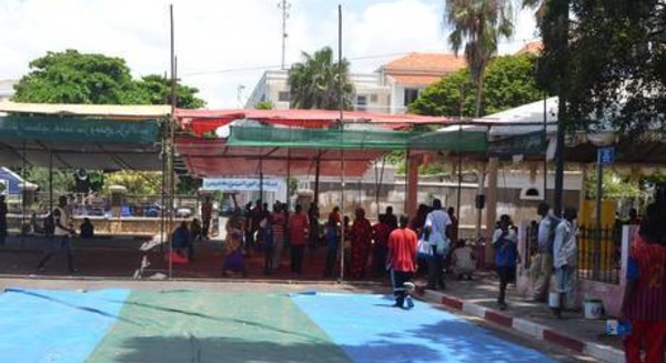 Saint-Louis : la place Faidherbe débarrassée de ses ordures.