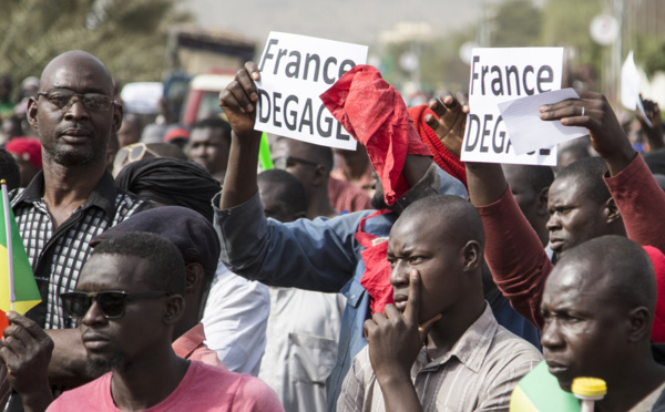 Mali : manifestation en faveur des militaires et contre les pressions étrangères