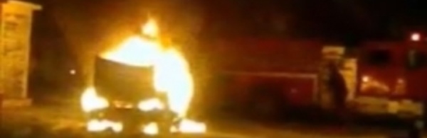 [Vidéo ]:Une voiture prend feu, à Dieuppeul avec à son bord 350 000 Fcfa.